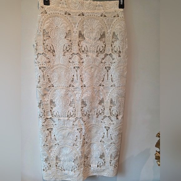 coosy Dresses & Skirts - Chic Lace Midi Skirt in Cream